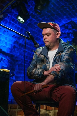 Koncert: Pracownia Piosenki "Na przekór" - Podczas koncertu. Na scenie artyści Pracowni Piosenki.