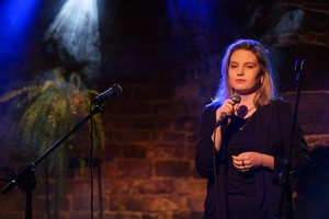 Koncert: Pracownia Piosenki "Na przekór" - Podczas koncertu. Na scenie artyści Pracowni Piosenki.