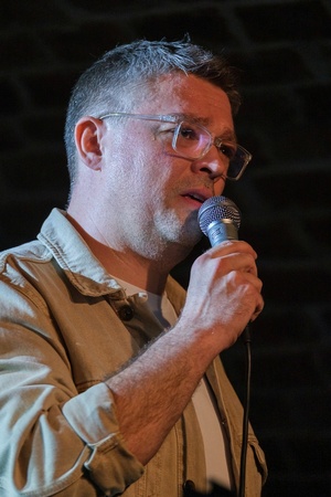 Koncert: Pracownia Piosenki "Na przekór" - Podczas koncertu. Na scenie artyści Pracowni Piosenki.