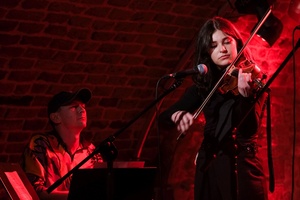 Koncert: Pracownia Piosenki "Na przekór" - Podczas koncertu. Na scenie artyści Pracowni Piosenki.