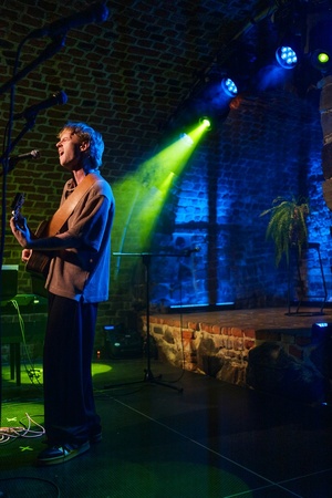 Koncert: Pracownia Piosenki "Na przekór" - Podczas koncertu. Na scenie gość specjalny - Szymon Jarmuła.