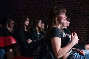 Koncert: Pracownia Piosenki "Na przekór" - Podczas koncertu. Na scenie artyści Pracowni Piosenki.