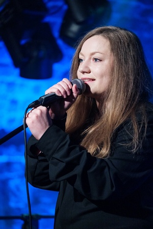 Koncert: Pracownia Piosenki "Na przekór" - Podczas koncertu. Na scenie artyści Pracowni Piosenki.