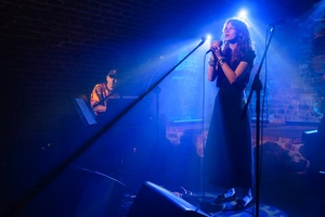 Koncert: Pracownia Piosenki "Na przekór" - Podczas koncertu. Na scenie artyści Pracowni Piosenki.