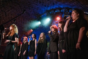 Koncert: Pracownia Piosenki "Na przekór" - Podczas koncertu. Na scenie artyści Pracowni Piosenki.v