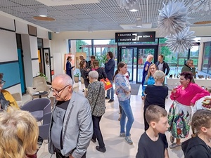 wernisaż wystawy Twórczości Sąsiedzkiej - publiczność podczas wernisażu