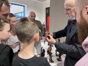 wernisaż wystawy Twórczości Sąsiedzkiej - publiczność podczas wernisażu wraz z Mirosławem Nazarukiem