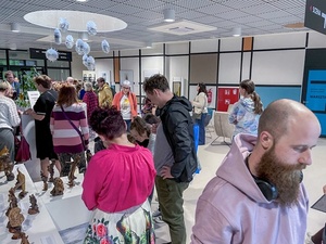 wernisaż wystawy Twórczości Sąsiedzkiej - publiczność podczas wernisażu