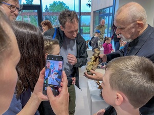 wernisaż wystawy Twórczości Sąsiedzkiej - publiczność podczas wernisażu wraz z Mirosławem Nazarukiem