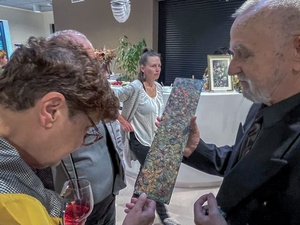 wernisaż wystawy Twórczości Sąsiedzkiej - publiczność podczas wernisażu wraz z Mirosławem Nazarukiem