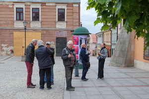 Wernisaże dzień po dniu: Ewa Serafińska / Jerzy Bergander - Publiczność gromadząca się przed wejściem do Tarnowskiego Centrum Kultury