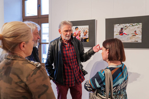 Wernisaże dzień po dniu: Ewa Serafińska / Jerzy Bergander - Jerzy Bergander opowiadający na temat autorskiej wystawy "Dzieci Indii"