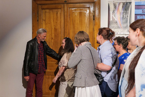 Wernisaże dzień po dniu: Ewa Serafińska / Jerzy Bergander - Jerzy Bergander otwierający pierwszą wystawę w ramach ósmej edycji Wernisaży dzień po dniu