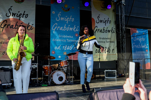 Święto Grabówki - Na scenie wykonujące latynoskie przeboje Mili Morena (śpiew) i Dorota Olech (saksofon)