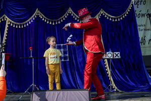 Święto Grabówki - Na scenie iluzjonista Marek Polak z uczestnikiem Święta Grabówki