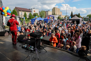 Święto Grabówki - Przed sceną publiczność zauroczona magicznymi sztuczkami iluzjonisty