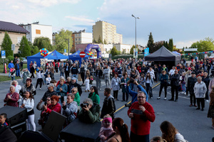 Święto Grabówki - Publiczność zebrana pod sceną podczas występu Mili Moreny (śpiew) i Doroty Olech (saksofon)