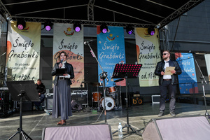 Święto Grabówki - Na plenerowej scenie prowadzący Beata Tylutka i Krzysztof Mężyk otwierają Święto Grabówki