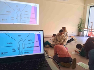 "W pełnym wymiarze" - Prowadzące warsztaty wraz z grupą uczniów z Tarnowskiej Szkoły Montessori