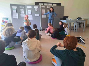 "W pełnym wymiarze" - Prowadzące warsztaty wraz z grupą uczniów z Tarnowskiej Szkoły Montessori