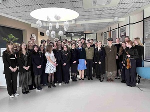 Obchody upamiętniające 85. rocznicę Zbrodni Katyńskiej - Uczniowie z I LO przygotowujący akademie
