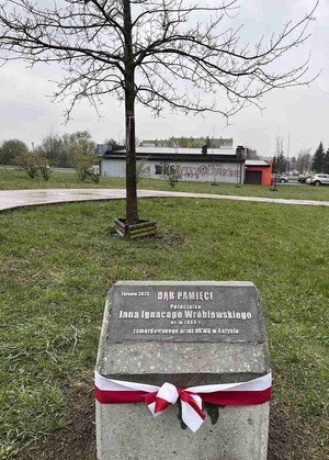 Obchody upamiętniające 85. rocznicę Zbrodni Katyńskiej - Obelisk w alei Dębów Katyńskich