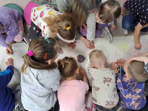 Poczytanki rysowanki - Uczestnicy warsztatów podczas poczytanek rysowanek