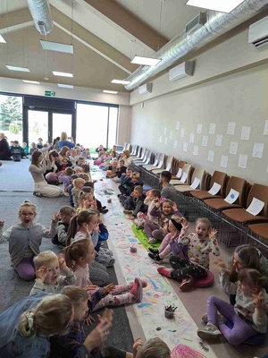 Poczytanki rysowanki - Uczestnicy warsztatów podczas poczytanek rysowanek