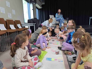 Poczytanki rysowanki - Uczestnicy warsztatów podczas poczytanek rysowanek