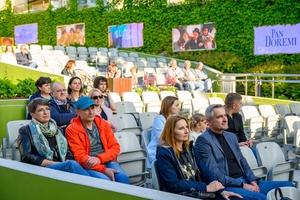 Koncert Chóralne Majówki: Chór GOS.pl - Amfiteatralna publiczność zasłuchana podczas koncertu