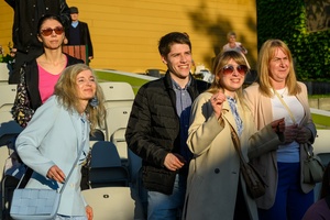 Koncert Chóralne Majówki: Chór GOS.pl - Amfiteatralna publiczność tańcząca podczas koncertu