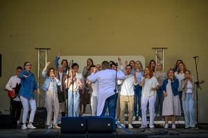 Koncert Chóralne Majówki: Chór GOS.pl - Na scenie śpiewający Chór GOS.pl