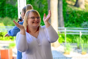 Koncert Chóralne Majówki: Chór GOS.pl - Na scenie na pierwszym planie dyrygentka chóru Katarzyna Wrona