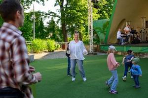 Koncert Chóralne Majówki: Chór GOS.pl - Solistka Chóru GOS.pl Iwona Solarz wśród publiczności