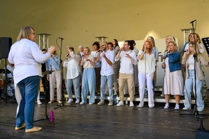 Koncert Chóralne Majówki: Chór GOS.pl - Na scenie śpiewający Chór GOS.pl