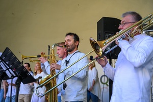 Koncert Chóralne Majówki: Chór GOS.pl - Na scenie sekcja dęta zespołu akompaniującego chórowi. Od prawej: Stanisław Kawa na puzonie, Grzegorz Kluzek na saksofonie, Andrzej Król na trąbce