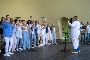 Koncert Chóralne Majówki: Chór GOS.pl - Na scenie śpiewający Chór GOS.pl pod dyrekcją Katarzyny Wrony