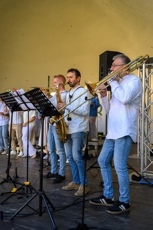 Koncert Chóralne Majówki: Chór GOS.pl - Na scenie sekcja dęta zespołu akompaniującego chórowi. Od prawej: Stanisław Kawa na puzonie, Grzegorz Kluzek na saksofonie, Andrzej Król na trąbce