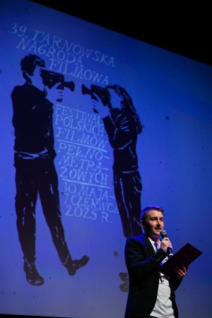 39. TNF - Dzień 1 (30.05.2025) - Na scenie dyrektor artystyczny TNF Kuba Armata podczas otwarcia 39. TNF