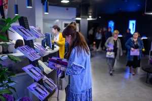 39. TNF - Dzień 1 (30.05.2025) - Widzowie w hallu kina w oczekiwaniu na seans
