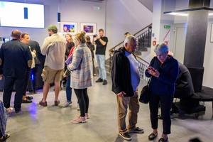 39. TNF - Dzień 1 (30.05.2025) - Widzowie w hallu kina w oczekiwaniu na seans