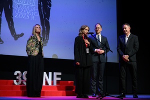 39. TNF - Dzień 1 (30.05.2025) - Na pierwszym planie na scenie Marzenia dyr. TNF Magdalena Piątek zapraszająca widzów na festiwal, w tle (od lewej) Dominika Dąbek, Jakub Kwaśny, Tomasz Kapturkiewicz