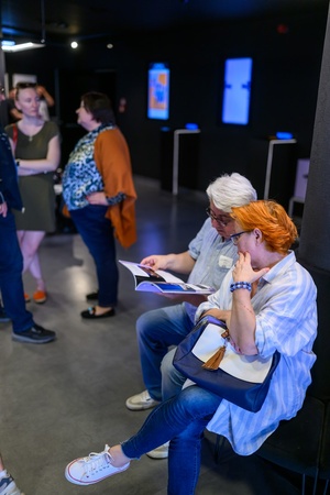 39. TNF - Dzień 2 (31.05.2025) - Festiwalowa publiczność w hallu kina przed projekcją "Sezonów"