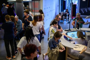 39. TNF - Dzień 2 (31.05.2025) - Festiwalowa publiczność w hallu kina przed projekcją "Utraty równowagi"