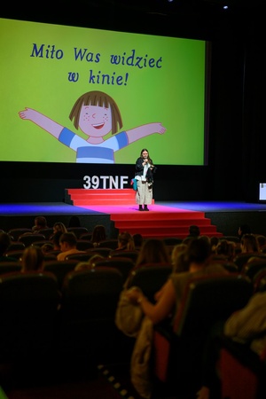 39. TNF - Dzień 2 (31.05.2025) - Najmłodsi widzowie z rodzicami w sali kinowej w oczekiwaniu na seans, na który zaprasza Zofia Stanecka