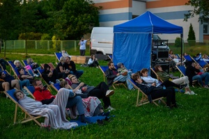 39. TNF - Dzień 2 (31.05.2025) - Publiczność w trakcie seansu "Piosenek o miłości" pod chmurką