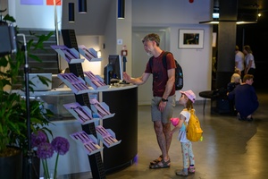 39. TNF - Dzień 2 (31.05.2025) - Rodzic z pociechą przy kasie kina