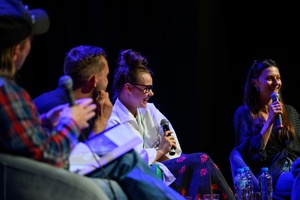 39. TNF - Dzień 2 (31.05.2025) - Na scenie od prawej: aktorki  Angelika Smyrgała, Nel Kaczmarek, reżyser Korek Bojanowski i prowadzący spotkanie Ryszard Jaźwiński po projekcji "Utraty równowagi"