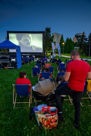 39. TNF - Dzień 2 (31.05.2025) - Publiczność w trakcie seansu "Piosenek o miłości" pod chmurką