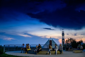 39. TNF - Dzień 2 (31.05.2025) - Publiczność w trakcie seansu "Piosenek o miłości" pod chmurką